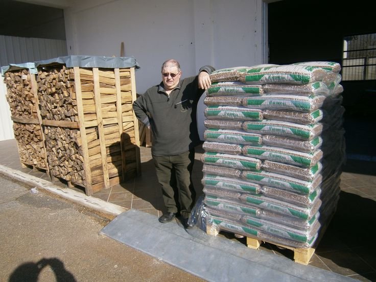 Paletes de lenha e sacos de pellets prontos para envio